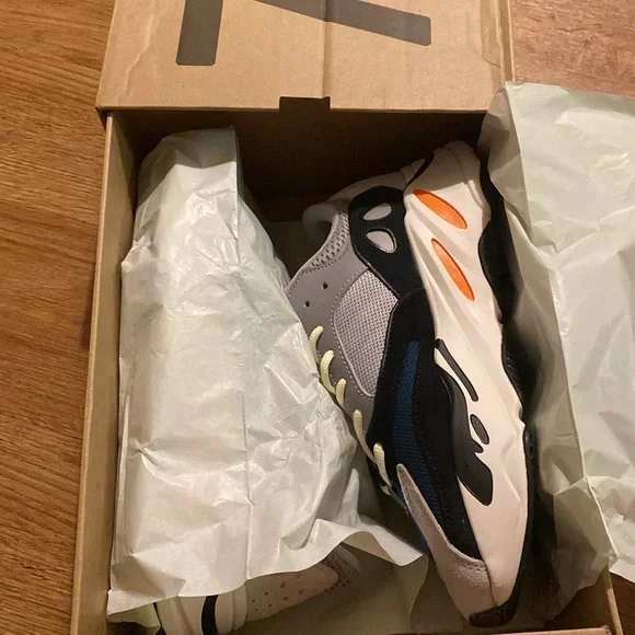 Yeezy Boost 700 - brand new - Picture 3 of 7